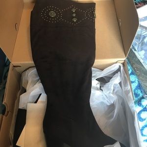 BNWT, brown suede tall boots with detailing. 8W